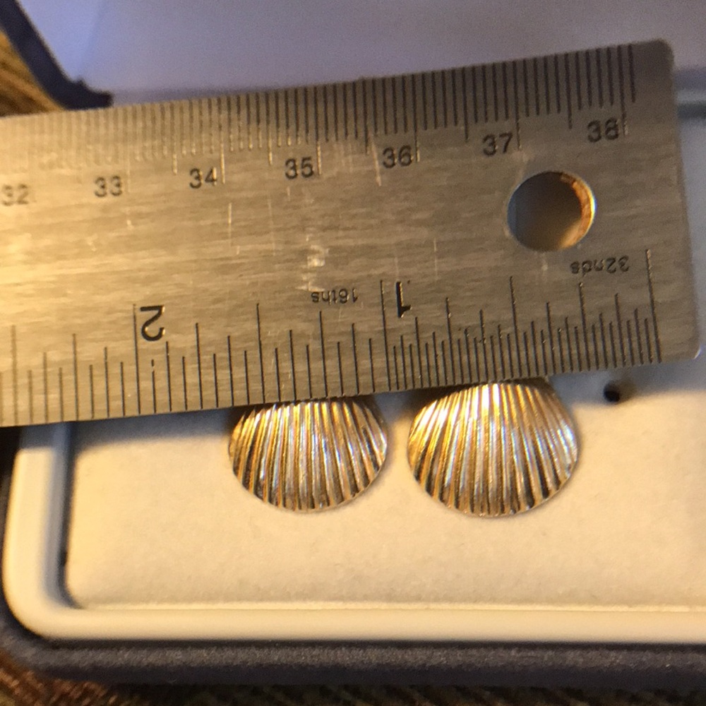 Solid 14k Yellow Gold Shell Stud Earrings. Preown… - image 8